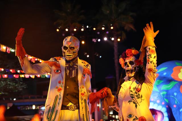 (260906) -- LOS ANGELES, Sept. 6, 2026 (Xinhua) -- Staff members of Universal Studios Hollywood, dressed in Halloween costumes, interact with tourists during the 2026 Halloween Horror Nights in Los Angeles, California, the United States, on Sept. 5, 2026. The event opened on Sept. 3 this year and will run on select nights until Nov. 1, 2026. (Photo by Zeng Hui/Xinhua)