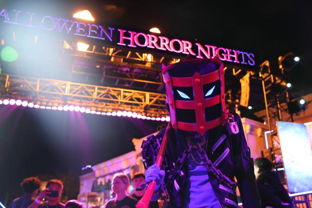 (260906) -- LOS ANGELES, Sept. 6, 2026 (Xinhua) -- A staff member of Universal Studios Hollywood, dressed in Halloween costume, is seen during the 2026 Halloween Horror Nights in Los Angeles, California, the United States, on Sept. 5, 2026. The event opened on Sept. 3 this year and will run on select nights until Nov. 1, 2026. (Photo by Zeng Hui/Xinhua)