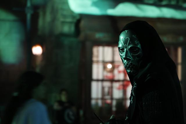 (260906) -- LOS ANGELES, Sept. 6, 2026 (Xinhua) -- A staff member of Universal Studios Hollywood, dressed in Halloween costume, is seen during the 2026 Halloween Horror Nights in Los Angeles, California, the United States, on Sept. 5, 2026. The event opened on Sept. 3 this year and will run on select nights until Nov. 1, 2026. (Photo by Zeng Hui/Xinhua)