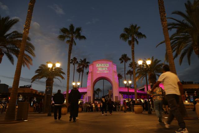 (260906) -- LOS ANGELES, Sept. 6, 2026 (Xinhua) -- People visit Universal Studios Hollywood, one of the places holding the 2026 Halloween Horror Nights, in Los Angeles, California, the United States, on Sept. 5, 2026. The event opened on Sept. 3 this year and will run on select nights until Nov. 1, 2026. (Photo by Zeng Hui/Xinhua)
