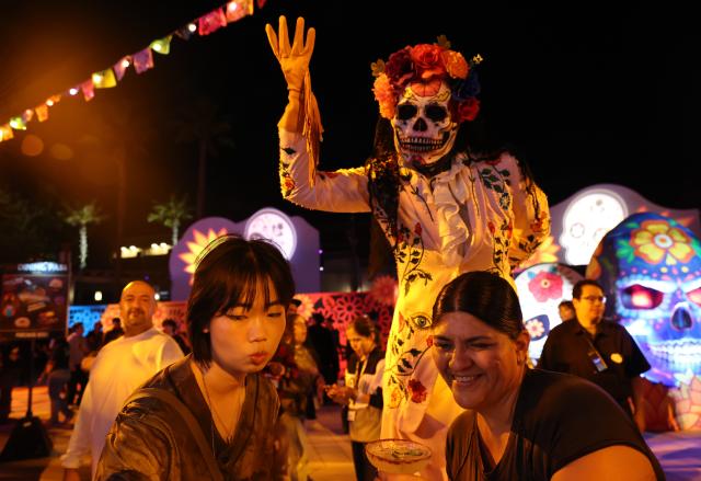 (260906) -- LOS ANGELES, Sept. 6, 2026 (Xinhua) -- A staff member of Universal Studios Hollywood, dressed in Halloween costume, interacts with tourists during the 2026 Halloween Horror Nights in Los Angeles, California, the United States, on Sept. 5, 2026. The event opened on Sept. 3 this year and will run on select nights until Nov. 1, 2026. (Photo by Zeng Hui/Xinhua)