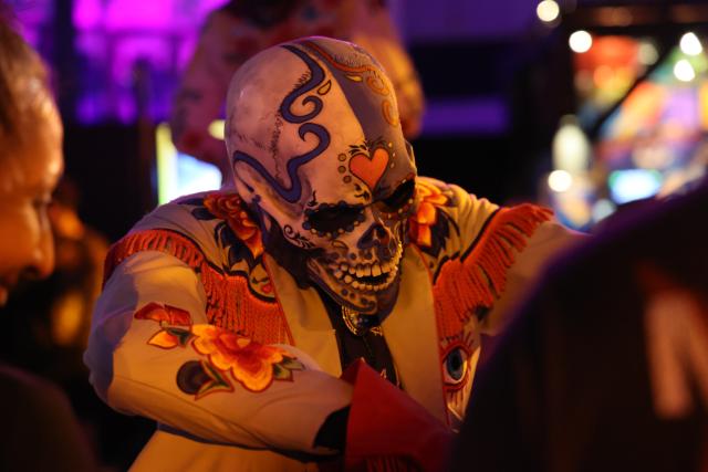 (260906) -- LOS ANGELES, Sept. 6, 2026 (Xinhua) -- A staff member of Universal Studios Hollywood, dressed in Halloween costume, interacts with tourists during the 2026 Halloween Horror Nights in Los Angeles, California, the United States, on Sept. 5, 2026. The event opened on Sept. 3 this year and will run on select nights until Nov. 1, 2026. (Photo by Zeng Hui/Xinhua)