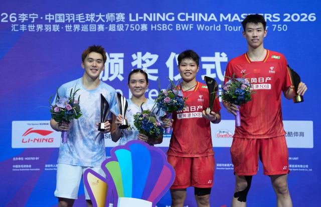 (260906) -- SHENZHEN, Sept. 6, 2026 (Xinhua) -- First-placed Feng Yanzhe(1st R)/Huang Dongping (2nd R) of China and second-placed Hoo Pang Ron(1st L)/Lai Pei Jing of Malaysia pose during the awarding ceremony for the mixed doubles event at China Masters 2026 badminton tournament in Shenzhen, south China's Guangdong Province, Sept. 6, 2026. (Xinhua/Sun Fei)