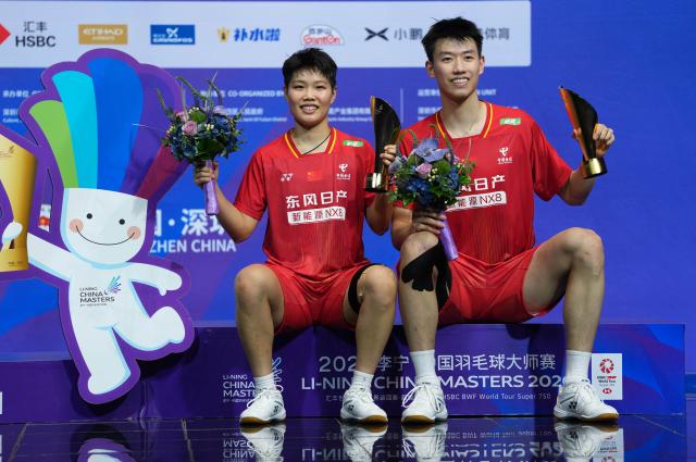 (260906) -- SHENZHEN, Sept. 6, 2026 (Xinhua) -- First-placed Feng Yanzhe(R)/Huang Dongping of China pose during the awarding ceremony for the mixed doubles event at China Masters 2026 badminton tournament in Shenzhen, south China's Guangdong Province, Sept. 6, 2026. (Xinhua/Sun Fei)