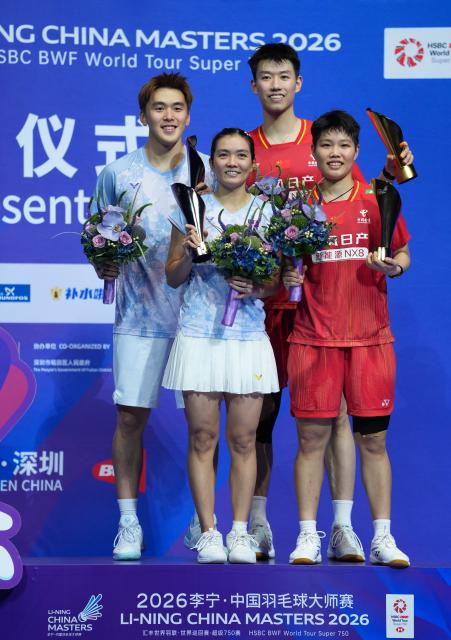(260906) -- SHENZHEN, Sept. 6, 2026 (Xinhua) -- First-placed Feng Yanzhe(2nd R)/Huang Dongping (1st R) of China and second-placed Hoo Pang Ron(1st L)/Lai Pei Jing of Malaysia pose during the awarding ceremony for the mixed doubles event at China Masters 2026 badminton tournament in Shenzhen, south China's Guangdong Province, Sept. 6, 2026. (Xinhua/Sun Fei)