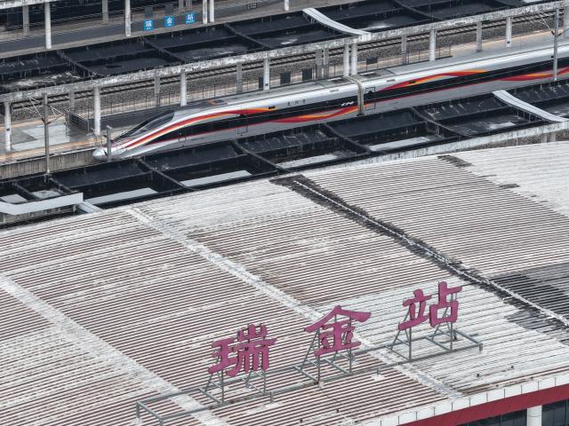 (260906) -- RUIJIN, Sept. 6, 2026 (Xinhua) -- An aerial drone photo taken on Sept. 6, 2026 shows the first high-speed train bound for Yan'an from Ruijin waiting for departure at Ruijin Station in Ruijin, east China's Jiangxi Province. With the departure of high-speed train G3998 from Ruijin Station heading for Yan'an on Sunday morning, the two sacred revolutionary sites were directly linked by high-speed rail service for the first time.
  This year marks the 90th anniversary of the victory of the Central Red Army's Long March. Ruijin and Yan'an, serving as the starting point of the Long March and the revolutionary heartland of the Communist Party of China after the Long March, are located in east and northwest China, respectively. (Xinhua/Zhou Mi)