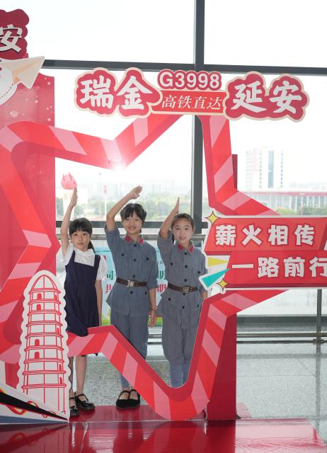 (260906) -- RUIJIN, Sept. 6, 2026 (Xinhua) -- Passengers of the train G3998 pose for a group photo at Ruijin Station in Ruijin, east China's Jiangxi Province, Sept. 6, 2026. With the departure of high-speed train G3998 from Ruijin Station heading for Yan'an on Sunday morning, the two sacred revolutionary sites were directly linked by high-speed rail service for the first time.
  This year marks the 90th anniversary of the victory of the Central Red Army's Long March. Ruijin and Yan'an, serving as the starting point of the Long March and the revolutionary heartland of the Communist Party of China after the Long March, are located in east and northwest China, respectively. (Xinhua/Shao Rui)