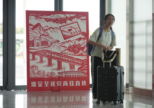(260906) -- RUIJIN, Sept. 6, 2026 (Xinhua) -- A passenger is pictured at Ruijin Station in Ruijin, east China's Jiangxi Province, Sept. 6, 2026. With the departure of high-speed train G3998 from Ruijin Station heading for Yan'an on Sunday morning, the two sacred revolutionary sites were directly linked by high-speed rail service for the first time.
  This year marks the 90th anniversary of the victory of the Central Red Army's Long March. Ruijin and Yan'an, serving as the starting point of the Long March and the revolutionary heartland of the Communist Party of China after the Long March, are located in east and northwest China, respectively. (Xinhua/Shao Rui)