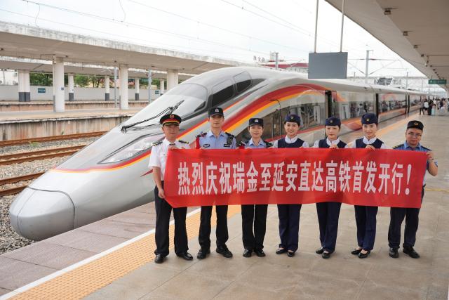 (260906) -- RUIJIN, Sept. 6, 2026 (Xinhua) -- Crew members of the train G3998 pose for a group photo at Ruijin Station in Ruijin, east China's Jiangxi Province, Sept. 6, 2026. With the departure of high-speed train G3998 from Ruijin Station heading for Yan'an on Sunday morning, the two sacred revolutionary sites were directly linked by high-speed rail service for the first time.
  This year marks the 90th anniversary of the victory of the Central Red Army's Long March. Ruijin and Yan'an, serving as the starting point of the Long March and the revolutionary heartland of the Communist Party of China after the Long March, are located in east and northwest China, respectively. (Xinhua/Shao Rui)