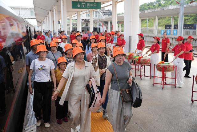 (260906) -- RUIJIN, Sept. 6, 2026 (Xinhua) -- Passengers prepare to board the train G3998 at Ruijin Station in Ruijin, east China's Jiangxi Province, Sept. 6, 2026. With the departure of high-speed train G3998 from Ruijin Station heading for Yan'an on Sunday morning, the two sacred revolutionary sites were directly linked by high-speed rail service for the first time.
  This year marks the 90th anniversary of the victory of the Central Red Army's Long March. Ruijin and Yan'an, serving as the starting point of the Long March and the revolutionary heartland of the Communist Party of China after the Long March, are located in east and northwest China, respectively. (Xinhua/Shao Rui)