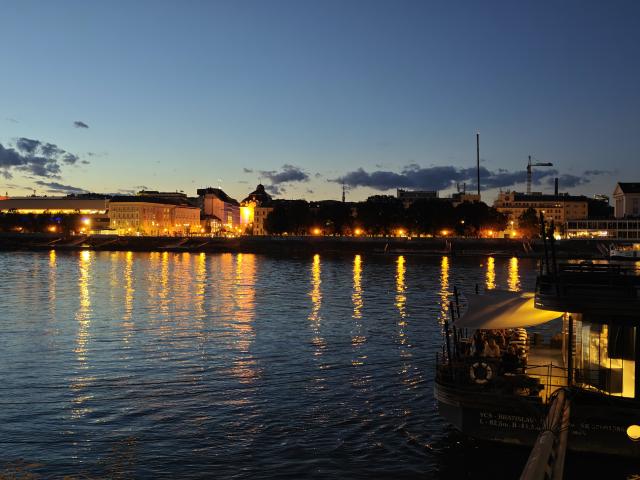 (260906) -- BRATISLAVA, Sept. 6, 2026 (Xinhua) -- This photo taken on Sept. 5, 2026 shows a sunset view by the Danube river in Bratislava, capital of Slovakia. (Xinhua/Liu Haodong)