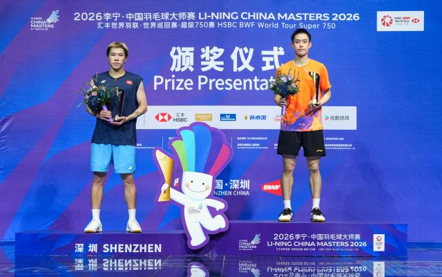 (260906) -- SHENZHEN, Sept. 6, 2026 (Xinhua) -- Winner Jason Gunawan (R) and runner-up Lee Cheuk Yiu of China's Hong Kong pose during the awarding ceremony for the men's singles final match at China Masters 2026 badminton tournament in Shenzhen, south China's Guangdong Province, Sept. 6, 2026. (Xinhua/Sun Fei)