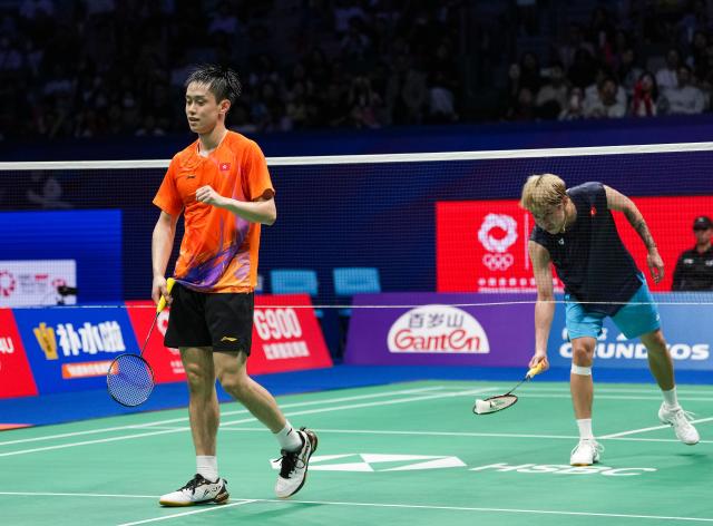 (260906) -- SHENZHEN, Sept. 6, 2026 (Xinhua) -- Jason Gunawan (L) of China's Hong Kong celebrates during the men's singles final match against Lee Cheuk Yiu of China's Hong Kong at China Masters 2026 badminton tournament in Shenzhen, south China's Guangdong Province, Sept. 6, 2026. (Xinhua/Sun Fei)