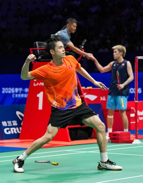 (260906) -- SHENZHEN, Sept. 6, 2026 (Xinhua) -- Jason Gunawan (L) of China's Hong Kong celebrate victory after winning the men's singles final match against Lee Cheuk Yiu of China's Hong Kong at China Masters 2026 badminton tournament in Shenzhen, south China's Guangdong Province, Sept. 6, 2026. (Xinhua/Sun Fei)