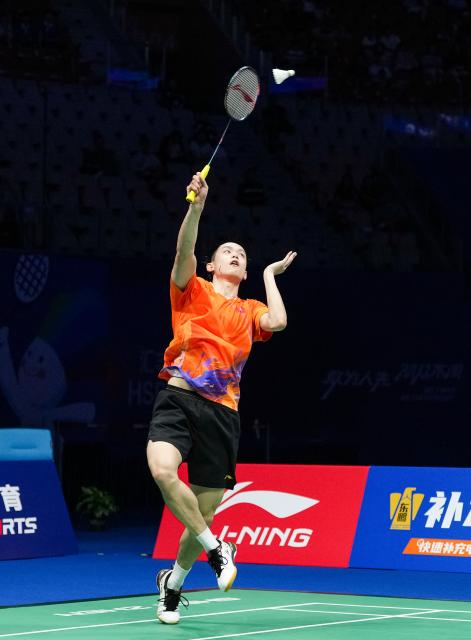 (260906) -- SHENZHEN, Sept. 6, 2026 (Xinhua) -- Jason Gunawan of China's Hong Kong hits a return during the men's singles final match against Lee Cheuk Yiu of China's Hong Kong at China Masters 2026 badminton tournament in Shenzhen, south China's Guangdong Province, Sept. 6, 2026. (Xinhua/Sun Fei)