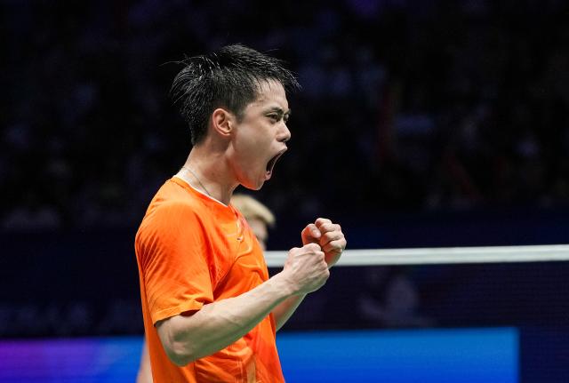 (260906) -- SHENZHEN, Sept. 6, 2026 (Xinhua) -- Jason Gunawan (L) of China's Hong Kong celebrate victory after winning the men's singles final match against Lee Cheuk Yiu of China's Hong Kong at China Masters 2026 badminton tournament in Shenzhen, south China's Guangdong Province, Sept. 6, 2026. (Xinhua/Sun Fei)
