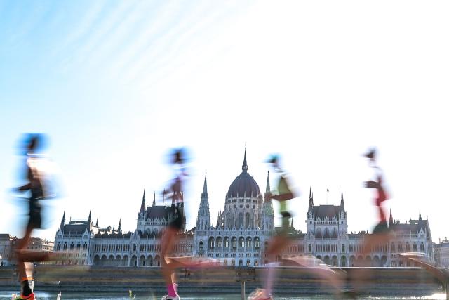 (260906) -- BUDAPEST, Sept. 6, 2026 (Xinhua) -- Runners take part in the 41st Wizz Air Budapest Half Marathon in Budapest, Hungary, Sept. 6, 2026. (Photo by David Balogh/Xinhua)