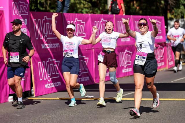(260906) -- BUDAPEST, Sept. 6, 2026 (Xinhua) -- Runners cross the finish line in the 41st Wizz Air Budapest Half Marathon in Budapest, Hungary, Sept. 6, 2026. (Photo by David Balogh/Xinhua)
