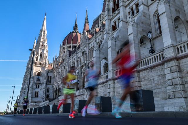 (260906) -- BUDAPEST, Sept. 6, 2026 (Xinhua) -- Runners take part in the 41st Wizz Air Budapest Half Marathon in Budapest, Hungary, Sept. 6, 2026. (Photo by David Balogh/Xinhua)