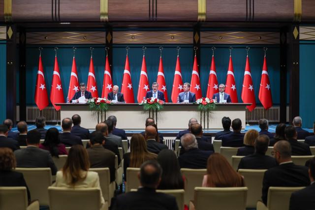 (260906) -- ANKARA, Sept. 6, 2026 (Xinhua) -- Turkish Vice President Cevdet Yilmaz (C) announces the country's new Medium-Term Program for 2027-2029 in Ankara, Türkiye, on Sept. 6, 2026. Türkiye has raised its inflation forecast for 2026 to 28.4 percent from 16 percent, while lowering its economic growth target to 3.3 percent from 3.8 percent, according to the country's new Medium-Term Program for 2027-2029 announced on Sunday.
  Türkiye's tourism revenue has been revised downward to 65 billion U.S. dollars this year from the previous target of 68 billion dollars amid tensions in the Middle East, Turkish Vice President Cevdet Yilmaz said while announcing the program. (Mustafa Kaya/Handout via Xinhua)