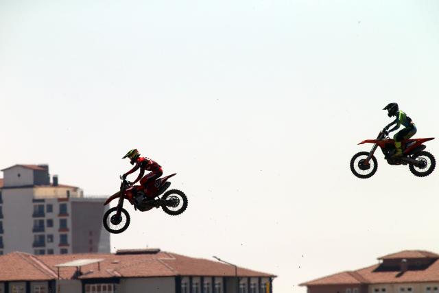 (260906) -- AFYONKARAHISAR, Sept. 6, 2026 (Xinhua) -- Motocross riders compete during the second race of the EMX250 category of the European Motocross Championship held in Afyonkarahisar, Türkiye, on Sept. 6, 2026. (Photo by Mustafa Kaya/Xinhua)