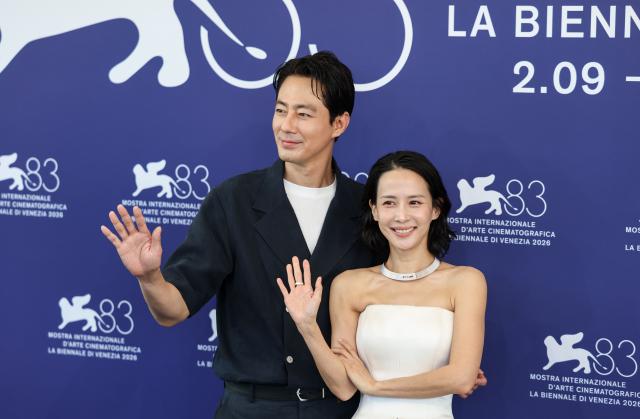 (260906) -- VENICE, Sept. 6, 2026 (Xinhua) -- South Korean actor Zo In-sung (L) and South Korean actress Cho Yeo-jeong of the film "Possible Love" pose for the photocall during the 83rd Venice International Film Festival in Venice, Italy, Sept. 6, 2026. (Xinhua/Wang Kaiyan)