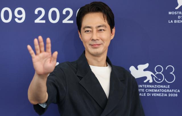 (260906) -- VENICE, Sept. 6, 2026 (Xinhua) -- South Korean actor Zo In-sung of the film "Possible Love" poses for the photocall during the 83rd Venice International Film Festival in Venice, Italy, Sept. 6, 2026. (Xinhua/Wang Kaiyan)