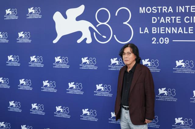 (260906) -- VENICE, Sept. 6, 2026 (Xinhua) -- South Korean director Lee Chang-dong of the film "Possible Love" poses for the photocall during the 83rd Venice International Film Festival in Venice, Italy, Sept. 6, 2026. (Xinhua/Wang Kaiyan)