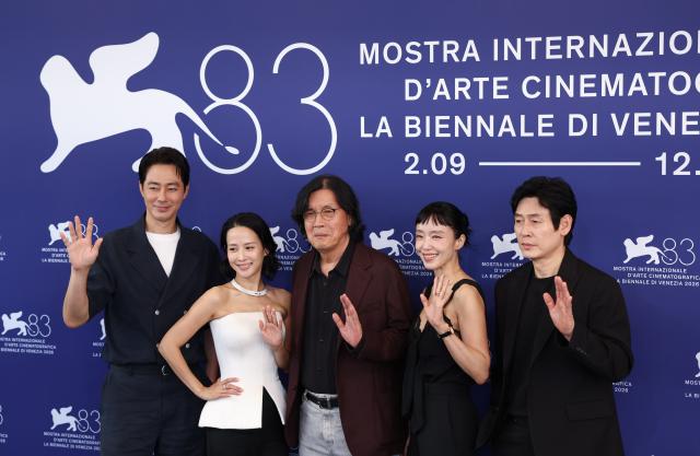 (260906) -- VENICE, Sept. 6, 2026 (Xinhua) -- Main crew of the film "Possible Love" pose for the photocall during the 83rd Venice International Film Festival in Venice, Italy, Sept. 6, 2026. (Xinhua/Wang Kaiyan)