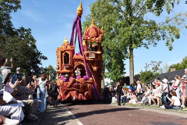 (260906) -- ZUNDERT , Sept. 6, 2026 (Xinhua) -- The "Bazaar" float marches during the flower parade in Zundert, the Netherlands, Sept. 6, 2026. Founded in 1936, the Zundert Flower Parade is renowned for its gigantic flower floats. (Xinhua/Shao Haijun)