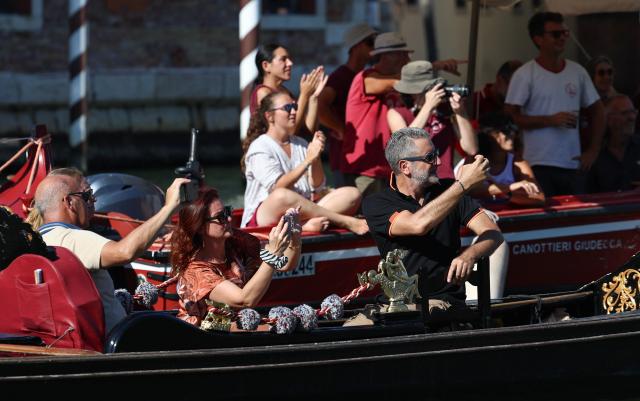 (260906) -- VENICE, Sept. 6, 2026 (Xinhua) -- Tourists watch the Regata Storica boat race on a gondola in Venice, Italy, Sept. 6, 2026. The Regata Storica is a historic annual boat parade and rowing race on the Grand Canal in Venice. (Xinhua/Wang Kaiyan)