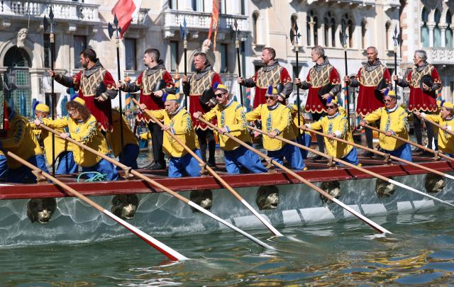 (260906) -- VENICE, Sept. 6, 2026 (Xinhua) -- People take part in the Regata Storica boat race in Venice, Italy, Sept. 6, 2026. The Regata Storica is a historic annual boat parade and rowing race on the Grand Canal in Venice. (Xinhua/Wang Kaiyan)