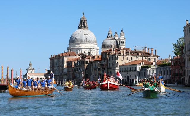 (260906) -- VENICE, Sept. 6, 2026 (Xinhua) -- People take part in the Regata Storica boat race in Venice, Italy, Sept. 6, 2026. The Regata Storica is a historic annual boat parade and rowing race on the Grand Canal in Venice. (Xinhua/Wang Kaiyan)