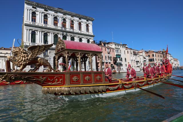 (260906) -- VENICE, Sept. 6, 2026 (Xinhua) -- People take part in the Regata Storica boat race in Venice, Italy, Sept. 6, 2026. The Regata Storica is a historic annual boat parade and rowing race on the Grand Canal in Venice. (Xinhua/Wang Kaiyan)
