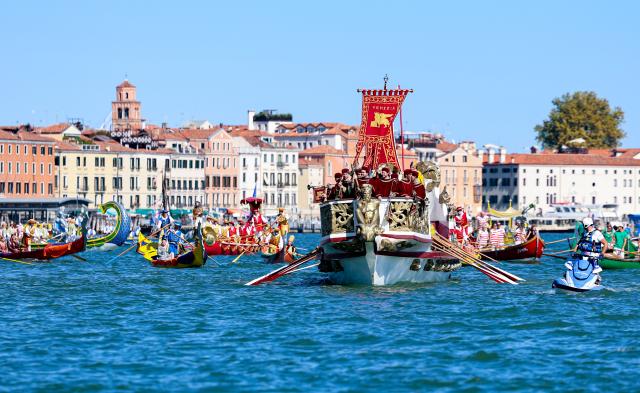 (260906) -- VENICE, Sept. 6, 2026 (Xinhua) -- People take part in the Regata Storica boat race in Venice, Italy, Sept. 6, 2026. The Regata Storica is a historic annual boat parade and rowing race on the Grand Canal in Venice. (Xinhua/Wang Kaiyan)