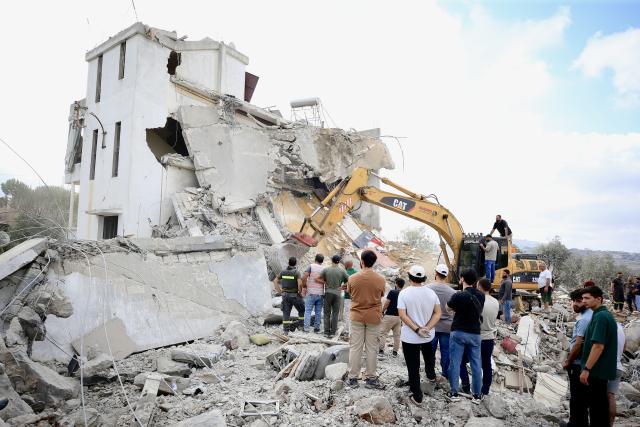 (260906) -- ARAB SALIM, Sept. 6, 2026 (Xinhua) -- Photo taken on Sept. 6, 2026 shows citizens watching rescuers searching for victims under a house that was bombed by Israeli warplanes in Arab Salim, southern Lebanon. (Photo by Ali Hashisho/Xinhua)