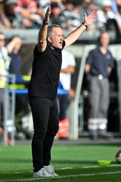 (260907) -- FRANKFURT, Sept. 7, 2026 (Xinhua) -- Head coach of FC Augsburg Manuel Baum gestures during the German first division Bundesliga football match between Eintracht Frankfurt and FC Augsburg in Frankfurt, Germany, Sept. 6, 2026. (Photo by Ulrich Hufnagel/Xinhua)