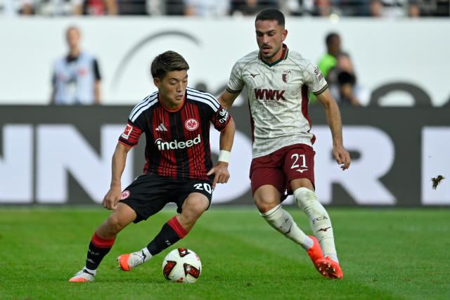 (260907) -- FRANKFURT, Sept. 7, 2026 (Xinhua) -- Doan Ritsu (L) of Eintracht Frankfurt vies with Arijon Ibrahimovic of FC Augsburg during the German first division Bundesliga football match between Eintracht Frankfurt and FC Augsburg in Frankfurt, Germany, Sept. 6, 2026. (Photo by Ulrich Hufnagel/Xinhua)
