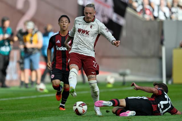 (260907) -- FRANKFURT, Sept. 7, 2026 (Xinhua) -- Mario Goetze (bottom) of Eintracht Frankfurt vies with Marius Wolf (C) of FC Augsburg during the German first division Bundesliga football match between Eintracht Frankfurt and FC Augsburg in Frankfurt, Germany, Sept. 6, 2026. (Photo by Ulrich Hufnagel/Xinhua)