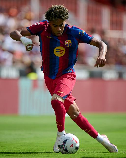 (260907) -- VALENCIA, Sept. 7, 2026 (Xinhua) -- Barcelona's Lamine Yamal competes during the Spanish La Liga football match between Valencia CF and FC Barcelona in Valencia, Spain, Sept. 6, 2026. (Str/Xinhua)