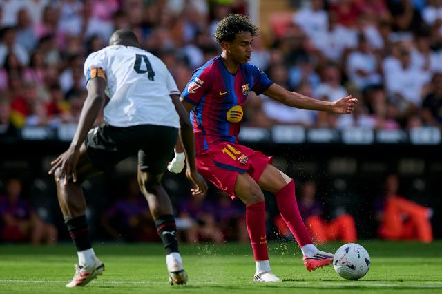 (260907) -- VALENCIA, Sept. 7, 2026 (Xinhua) -- Barcelona's Lamine Yamal (R) vies with Valencia's Mouctar Diakhaby during the Spanish La Liga football match between Valencia CF and FC Barcelona in Valencia, Spain, Sept. 6, 2026. (Str/Xinhua)