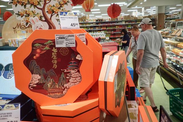 (260907) -- VANCOUVER, Sept. 7, 2026 (Xinhua) -- Customers shop for mooncakes ahead of the Mid-Autumn Festival at a supermarket in Vancouver, British Columbia, Canada, on Sept. 6, 2026.
  With the Mid-Autumn Festival approaching, various mooncakes have hit store shelves, drawing consumers to supermarkets for the festive treats. (Photo by Liang Sen/Xinhua)