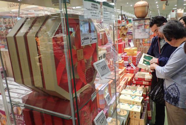 (260907) -- VANCOUVER, Sept. 7, 2026 (Xinhua) -- Customers shop for mooncakes ahead of the Mid-Autumn Festival at a supermarket in Vancouver, British Columbia, Canada, on Sept. 6, 2026.
  With the Mid-Autumn Festival approaching, various mooncakes have hit store shelves, drawing consumers to supermarkets for the festive treats. (Photo by Liang Sen/Xinhua)