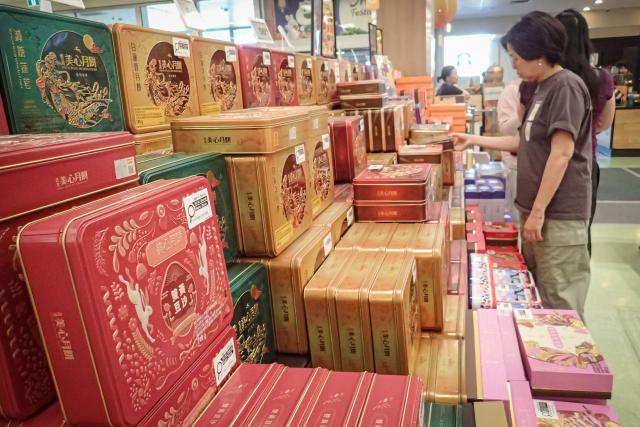 (260907) -- VANCOUVER, Sept. 7, 2026 (Xinhua) -- Customers shop for mooncakes ahead of the Mid-Autumn Festival at a supermarket in Vancouver, British Columbia, Canada, on Sept. 6, 2026.
  With the Mid-Autumn Festival approaching, various mooncakes have hit store shelves, drawing consumers to supermarkets for the festive treats. (Photo by Liang Sen/Xinhua)