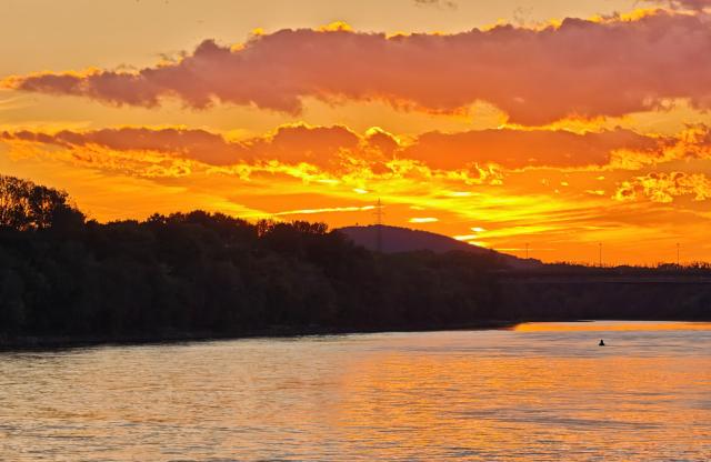 (260907) -- BEIJING, Sept. 7, 2026 (Xinhua) -- This photo taken on Sept. 5, 2026 shows a sunset view by the Danube river in Bratislava, capital of Slovakia. (Xinhua/Liu Haodong)