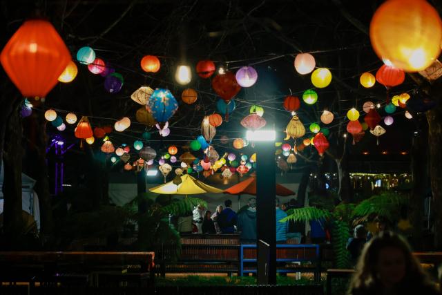 (260907) -- BEIJING, Sept. 7, 2026 (Xinhua) -- Lanterns are seen along a street during the Canberra Moon Festival in Canberra, Australia, on Sept. 5, 2026. (Photo by Chu Chen/Xinhua)