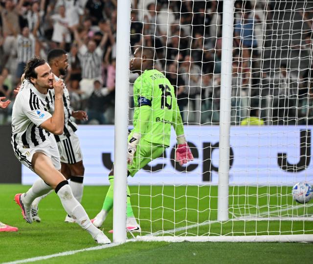 (260907) -- TURIN, Sept. 7, 2026 (Xinhua) -- Juventus' Federico Gatti (L) celebrates his goal during a Serie A football match between Napoli and AC Milan in Turin, Italy, Sept. 6, 2026. (Photo by Alberto Lingria/Xinhua)