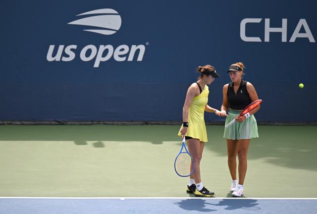 (260907) -- NEW YORK, Sept. 7, 2026 (Xinhua) -- Tang Qianhui (L)/Elena Pridankina talk during the women's doubles second round match between Tang Qianhui (China)/Elena Pridankina (Russia) and Ellen Perez (Australia)/Demi Schuurs (the Netherlands) at the 2026 US Open tennis championships in New York, the United States, Sept. 5, 2026. (Xinhua/Li Rui)