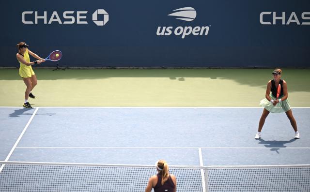 (260907) -- NEW YORK, Sept. 7, 2026 (Xinhua) -- Tang Qianhui (L)/Elena Pridankina compete during the women's doubles second round match between Tang Qianhui (China)/Elena Pridankina (Russia) and Ellen Perez (Australia)/Demi Schuurs (the Netherlands) at the 2026 US Open tennis championships in New York, the United States, Sept. 5, 2026. (Xinhua/Li Rui)