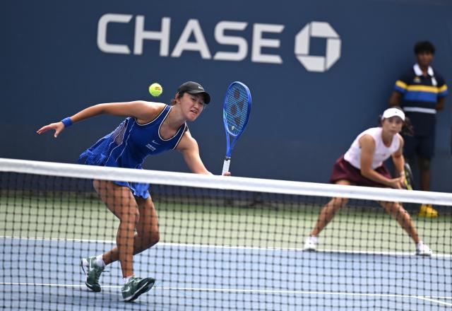 (260907) -- NEW YORK, Sept. 7, 2026 (Xinhua) -- Wang Xiyu (L)/Xu Yifan compete during the women's doubles second round match between Wang Xiyu/Xu Yifan of China and Katerina Siniakova (the Czech Republic)/Taylor Townsend(the United States) at the 2026 US Open tennis championships in New York, the United States, Sept. 5, 2026. (Xinhua/Li Rui)